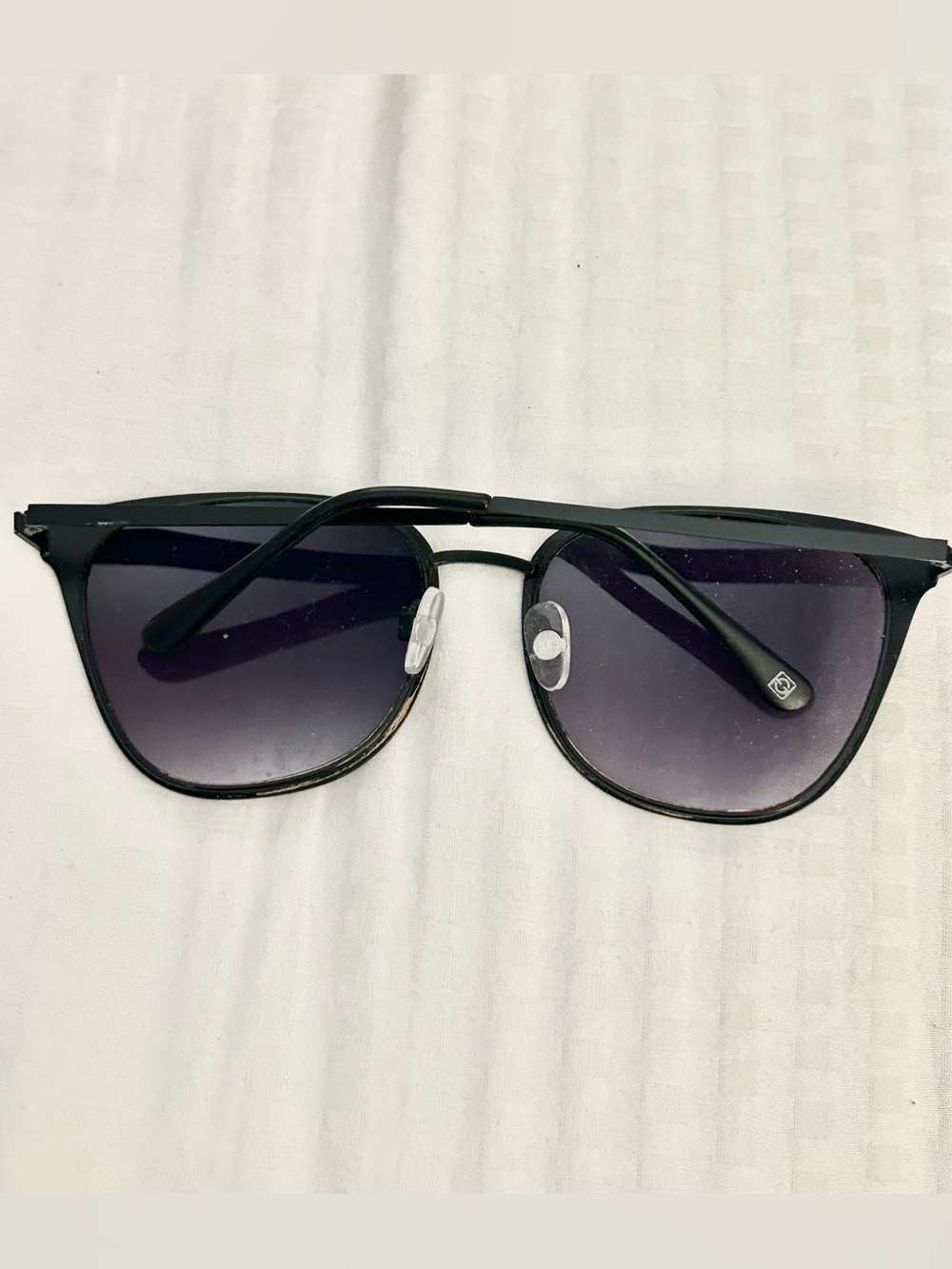 Foster Grant Women’s Black Cat-Eye Sunglasses with Gray Lenses - Picture 3 of 7